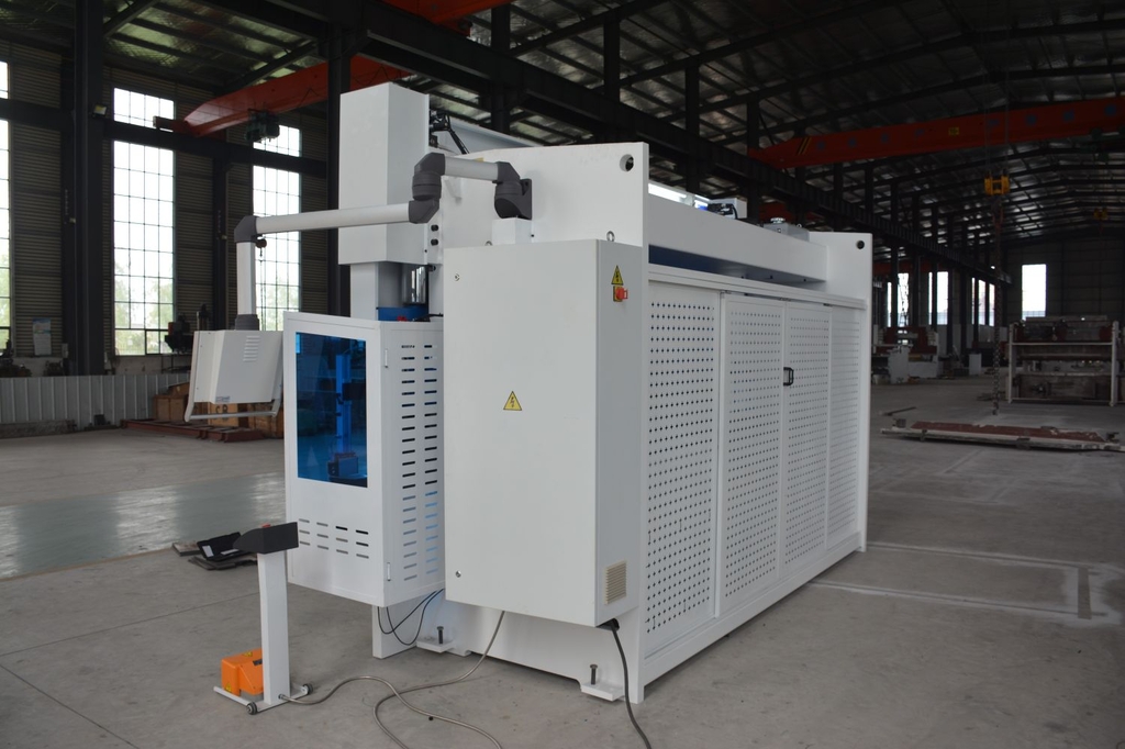 Вертикальный листогибочный пресс CNC-PBA 170x2600 с ЧПУ DELEM DA-66T