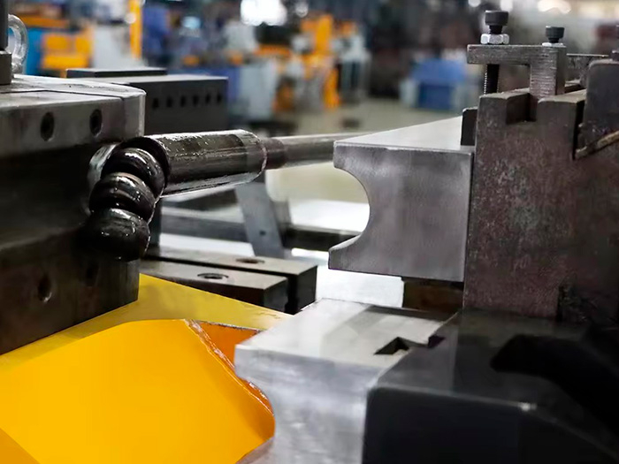 Автоматический трубогибочный станок с ЧПУ DW130CNC