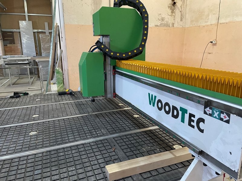 Фрезерно-гравировальный станок с чпуWoodTec CH 2030L