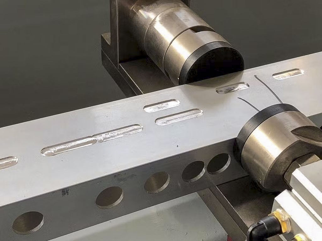 3-осевой сверлильно-фрезерный станок SKX3-CNC-3000 с ЧПУ для обработки алюминиевого профиля