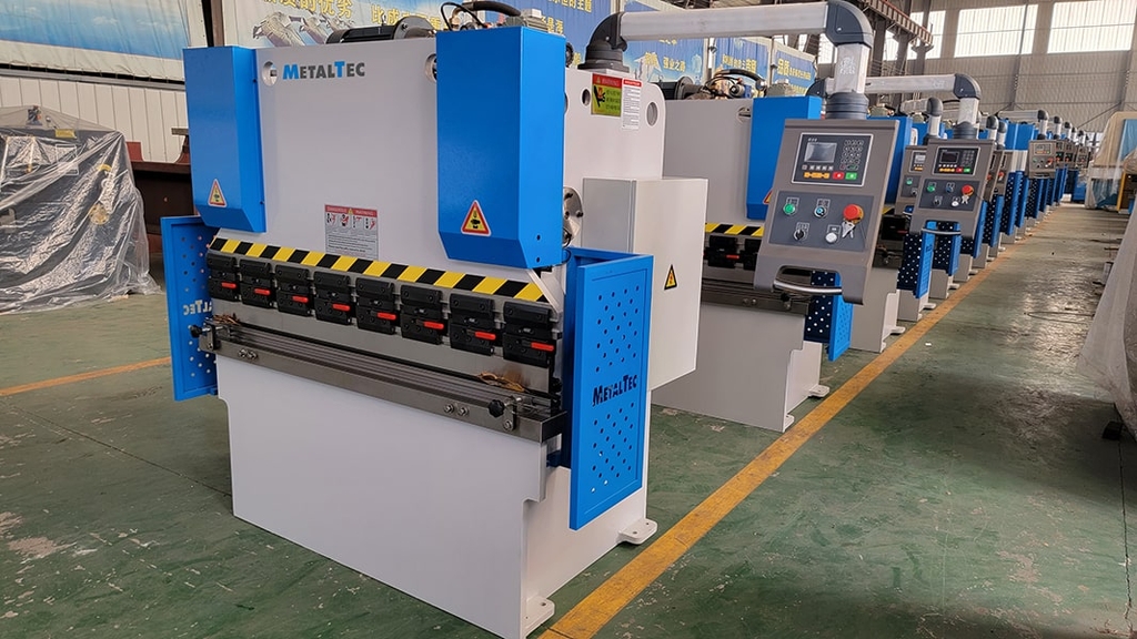 Листогибочный гидравлический пресс MetalTec HBM 125/2500 (Е22, инвертор заднего упора)