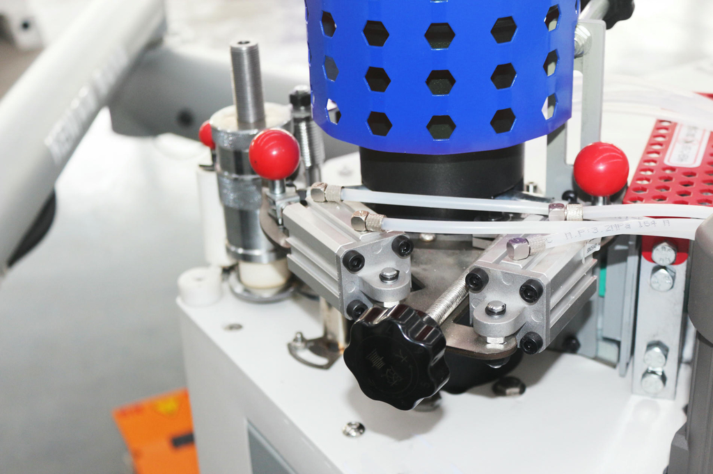 Полуавтоматический кромкооблицовочный станок DELTAMACHINERY DM-900
