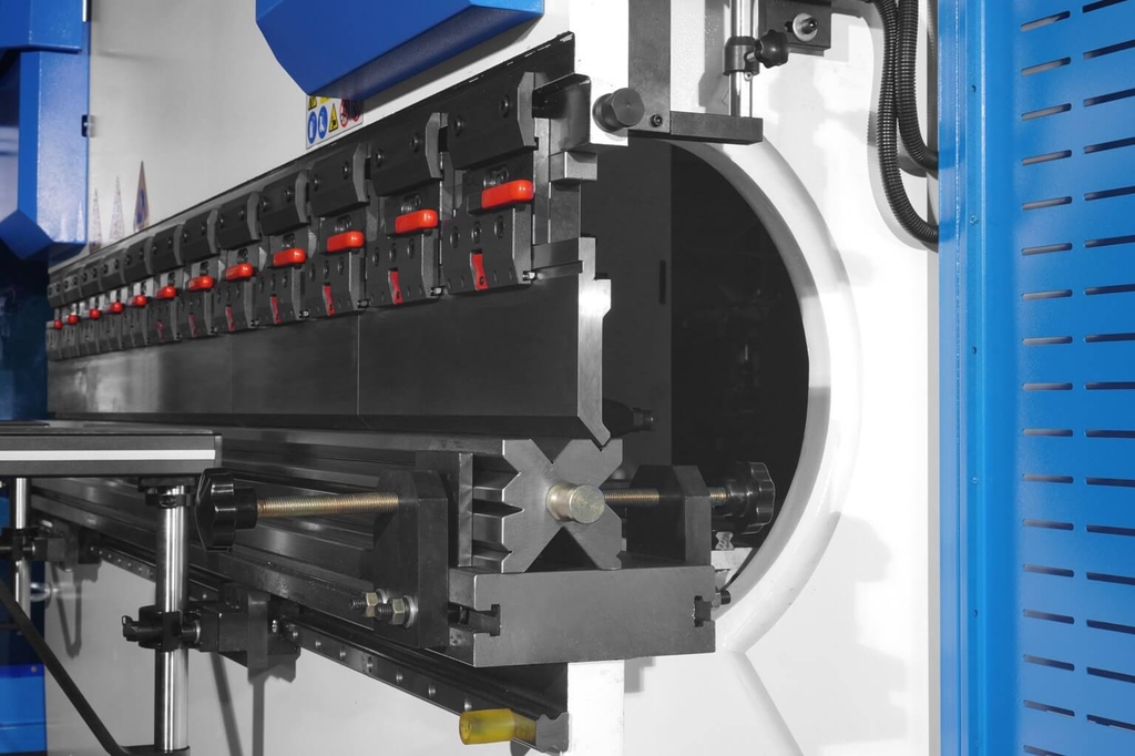 Листогибочный гидравлический пресс с ЧПУ TP10S MetalTec HBM 80/2500C